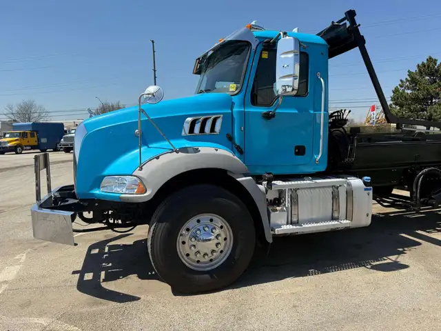 2016 Mack GU813 Granite Tandem Axle Roll Off Truck in Heavy Trucks in Oakville / Halton Region - Image 6