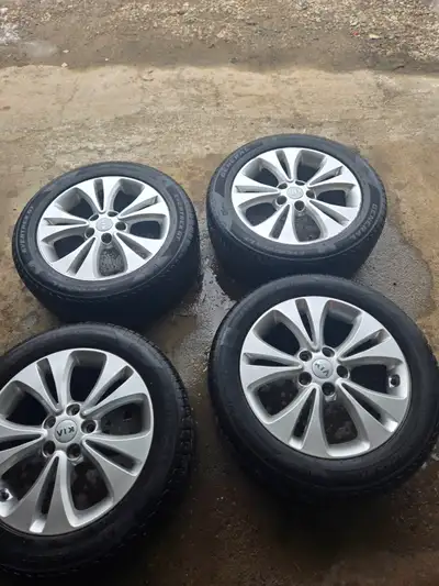 Factory Kia wheels with 215/55r17 all season tires. 5x114.3, 67.1 center hole. 85%-90% remaining on...