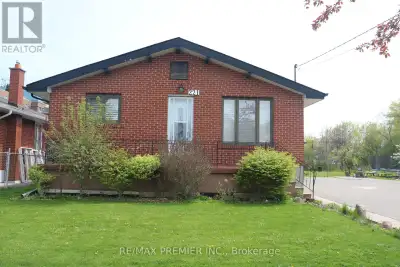 Great Opportunity for the sought-after area of Bathurst Manor, family friendly neighbourhood! Callin...