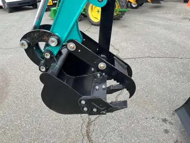 2024 agt Industrial Green QH13R Mini Excavator 420CC Gas Engine  in Heavy Equipment in Richmond - Image 12