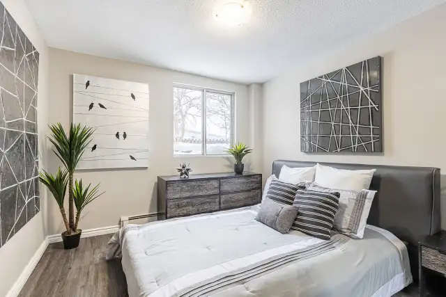 Bright 1 Bedroom Apartment Near Downtown Strathroy in Long Term Rentals in London - Image 8