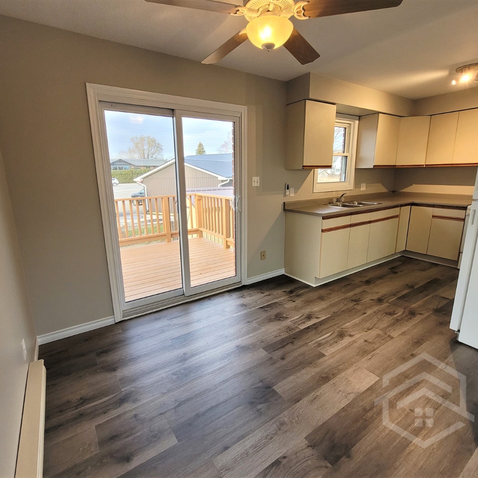 2 Bedroom Apartment with Shed!! 4