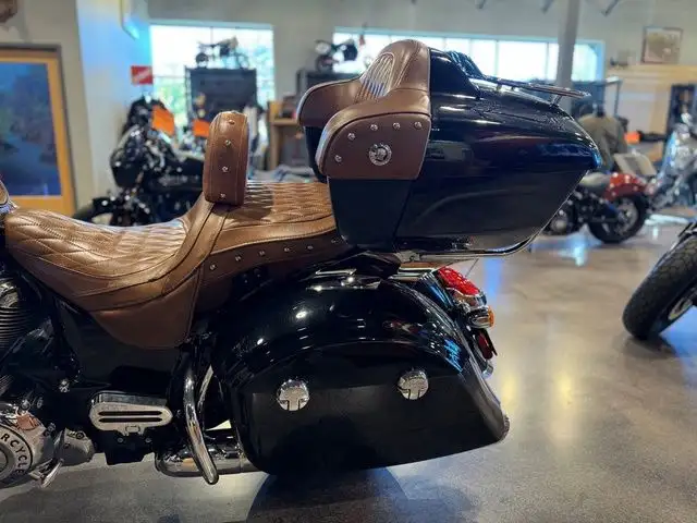 2015 Indian Roadmaster Thunder Black in Sport Touring in London - Image 4