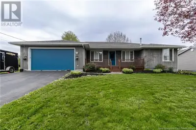 Executive Home with Inground Pool in Prime Family Neighbourhood! This beautifully renovated 6-bedroo...