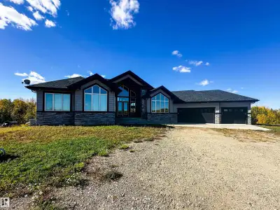 Stunning walkout bungalow fronting onto Elk Island Park, set on 40 acres agricultural zoned. This 4...