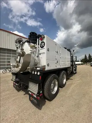 Brand new 2024 Freightliner 114SD with attached Rival T7 Hydrovac -Cummins ISX12 G Engine 370 HP -Al...