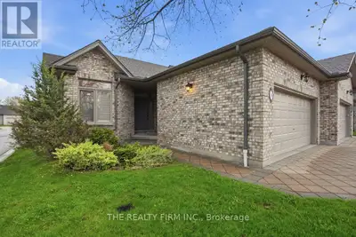 Welcome to Riverview Condos in desirable North East London. This bright end-unit offers easy one-flo...
