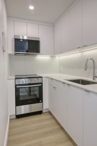 Renovated Akelius studio apartment for rent. Located near Mont-Royal in the Plateau Mont-Royal neigh... (image 1)