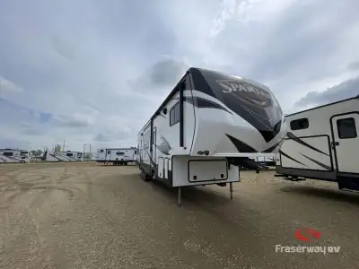 It's time to take your next off-road trip in comfort in this Spartan 300 Series toy hauler fifth whe...