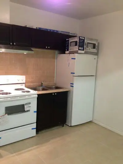 A den room available for rent in the heart of downtown Toronto – just steps from supermarkets, banks...