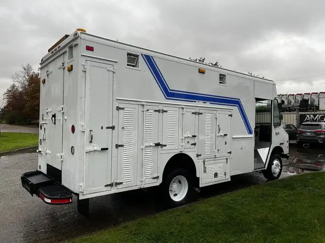 2005 Morgan Olson Workhorse 14 Foot Step Van with Shelving in Heavy Trucks in City of Montréal - Image 12