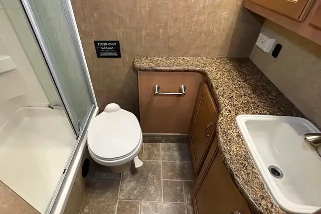 2015 Thor Chateau 33SW - Pre-Owned Super C Motorhome.  in RVs & Motorhomes in Red Deer - Image 35