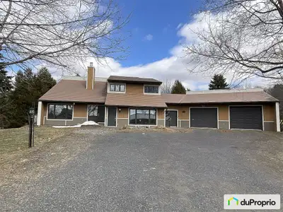 Propriété chaleureuse avec fermette à St-Isidore (Beauce) Offrez-vous la tranquillité à deux pas de...