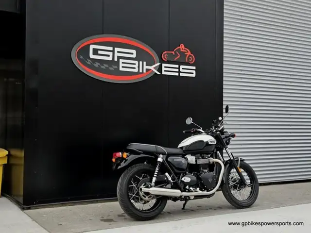 2024 Triumph Bonneville T100 Jet Black in Street, Cruisers & Choppers in Oshawa / Durham Region - Image 4