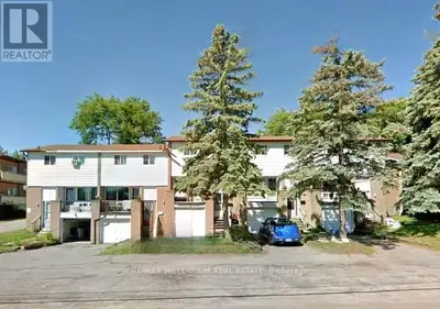 Bright and spacious renovated townhouse with 3 bedrooms and 2 bathrooms in a quiet Lindsay neighbour...