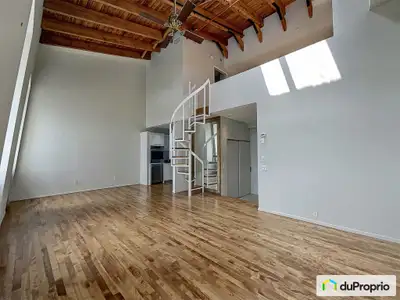 Traduction automatique Condo de style loft sur 2 étages, situé au dernier étage de l'emblématique bâ...