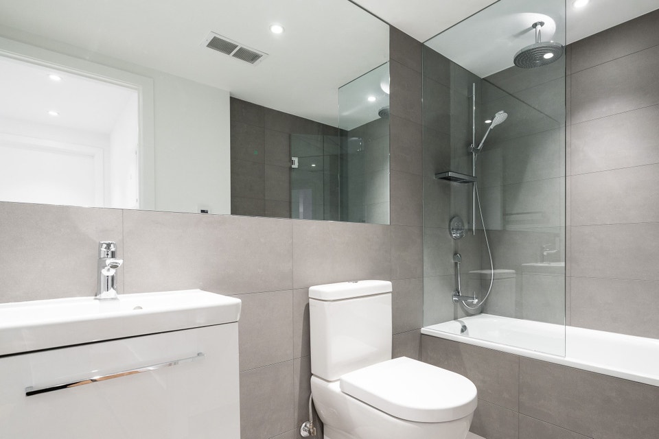 Three Bedroom, Queen and Bathurst - ID 927 4