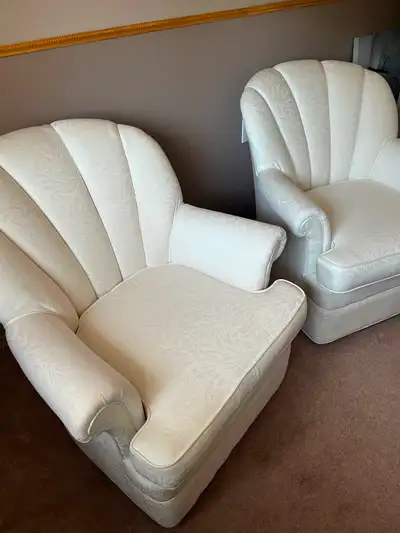 White ,clamshell design. Immaculate condition. Swivel rockers. Rarely used. Sold as pair