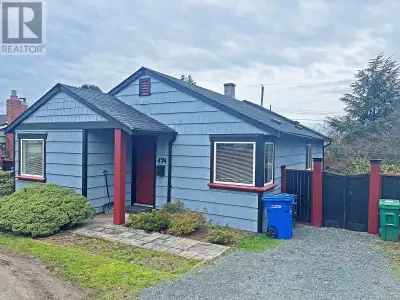 x2 Homes on x2 lots with lane access. A perfect investment Land Assembly: This great development opp...