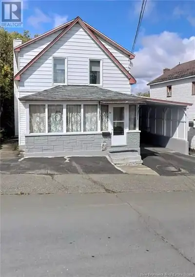 Nouvelle inscription ! Je vous présente cette propriété de 6 chambres située près de tous les servic...