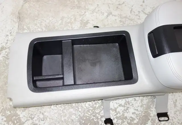 Chev Silverado 2013 Center Console Sierra Tahoe Yukon Suburban in Other Parts & Accessories in St. Catharines - Image 5