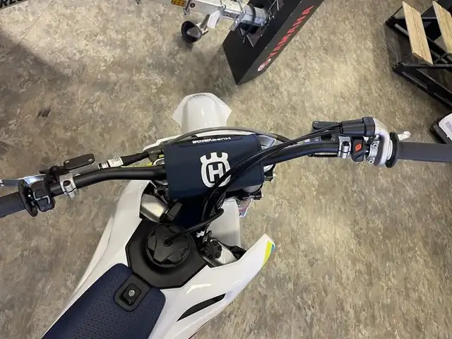2025 Husqvarna FC 450 in Dirt Bikes & Motocross in Medicine Hat - Image 4