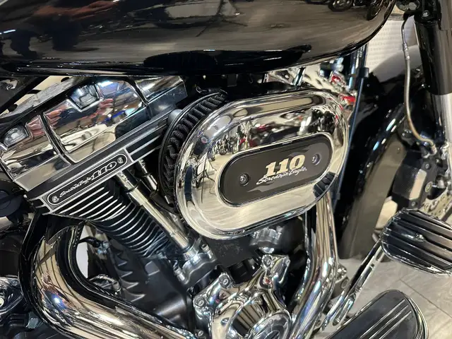 2011 Harley-Davidson Touring CVO STREET GLIDE in Street, Cruisers & Choppers in London - Image 13