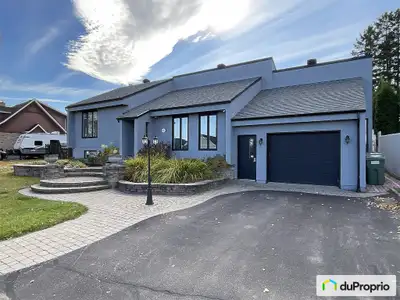 Située dans un quartier tranquille, cette propriété lumineuse offre quatre chambres, dont une adapté...