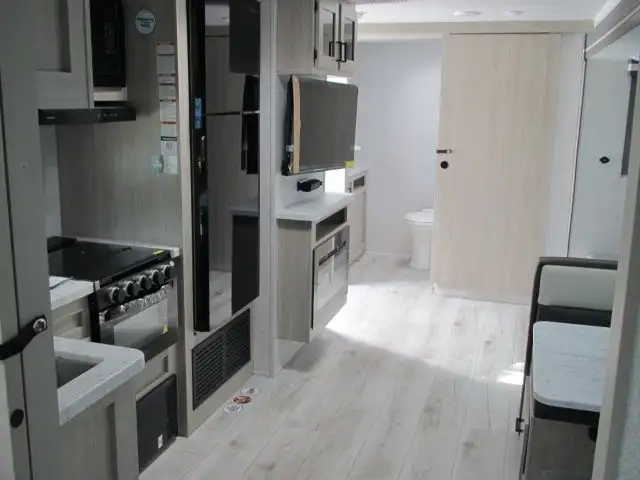 2026 EAST TO WEST DELLA TERRA 261RB-GREAT COUPLES LAYOUT!  in Travel Trailers & Campers in Ottawa - Image 22