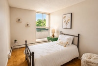 Located in Ottawa South, The Oaks offers excellent value and convenience, featuring an outdoor pool,... (image 5)