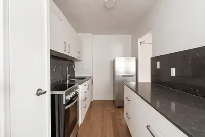 Renovated one bedroom, Queen and Jameson - ID 726