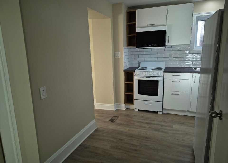 Orillia, Ground level 1 bedroom fully refinished 3