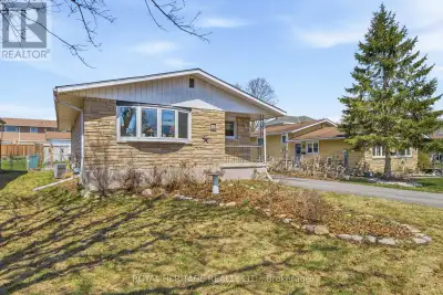 Welcome/Bienvenue to 18 Panelas Crescent. A bungalow thoughtfully designed for a growing family. Off...