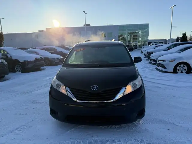 Toyota Sienna LE AWD 2017 - ENTRETENUE AU CONCESSIONNAIRE - in Cars & Trucks in Québec City - Image 3