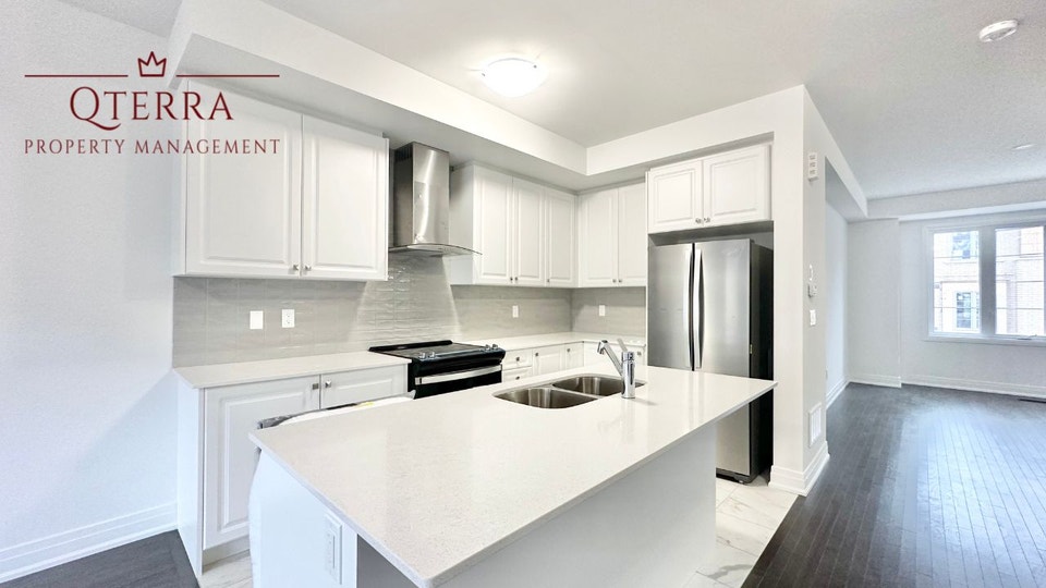 3 BED 2.5 BATH 2100 SQF FREEHOLD TOWNHOUSE FOR RENT Long Term