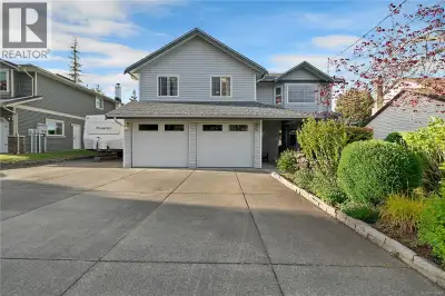 Located in the heart of Willow Point, within walking distance to all levels of schools, this ideal f...