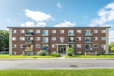 3 1/2 directement en face du parc régional de Longueuil (parc Michel-Chartrand), dans un immeuble bi...