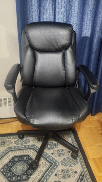 Office chair for sale in excellent condition - black