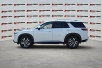 Embark on your next adventure with the 2025 Nissan Pathfinder Platinum, a sophisticated sport utilit... (image 1)