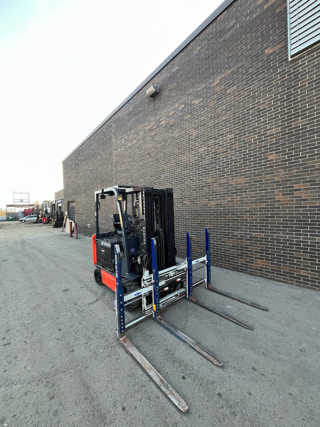 TOYOTA 6500 LBS CAP ELECTRIC FORKLIFT 4 STAGE w single double at in Heavy Equipment in Mississauga / Peel Region - Image 3