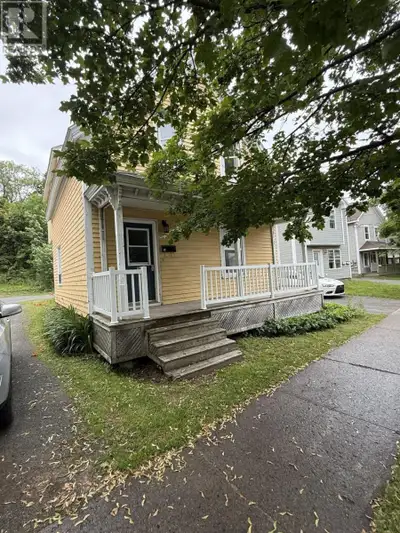 Super location - 6 bedroom home which has been the home to many university students over the years -...