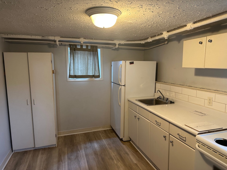 Cozy Downtown Living in a Quiet Mature Neighbourhood! 2