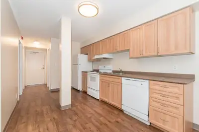 2 Female Student Beds in Unit 5 at 298 Spruce- $1,000 Gift Card!