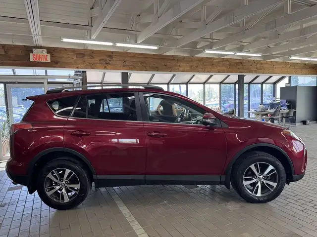 2018 Toyota RAV4 AWD XLE in Cars & Trucks in Longueuil / South Shore - Image 7