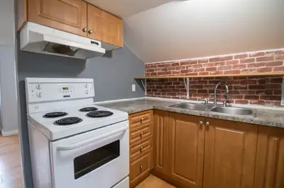 Cozy 1 Bedroom Upper Unit in Niagara Falls!!