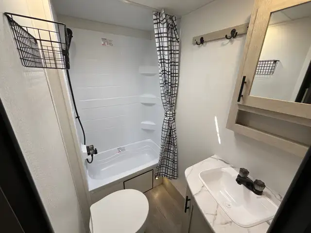 2025 Coachmen Northern Spirit DLX in Travel Trailers & Campers in Terrace - Image 10