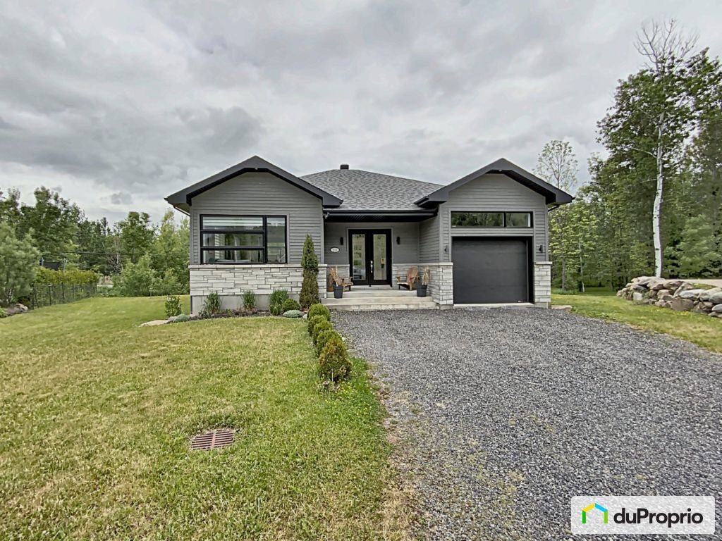 $969,000 - Bungalow for sale in Bromont — photo 1