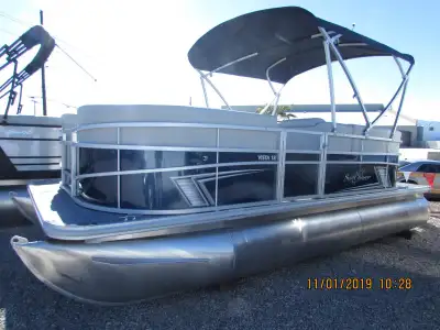 Marsh's Marina 2025 Sunchaser Vista 18 LR – Black | Suzuki DF40 | In Stock for Immediate Delivery –...