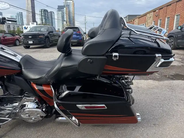 2015 Harley-Davidson CVO Road Glide ~ SUPER CLEAN ~ 110CI ~ ROAD in Sport Touring in City of Toronto - Image 16