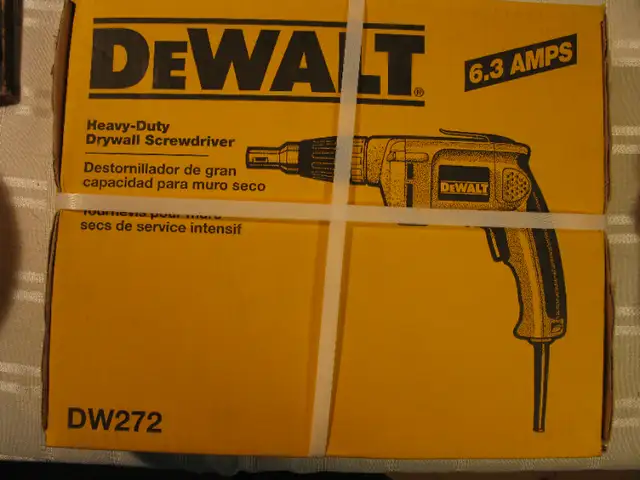 DEWALT DRYWALL SCREWDRIVER in Power Tools in Belleville - Image 2